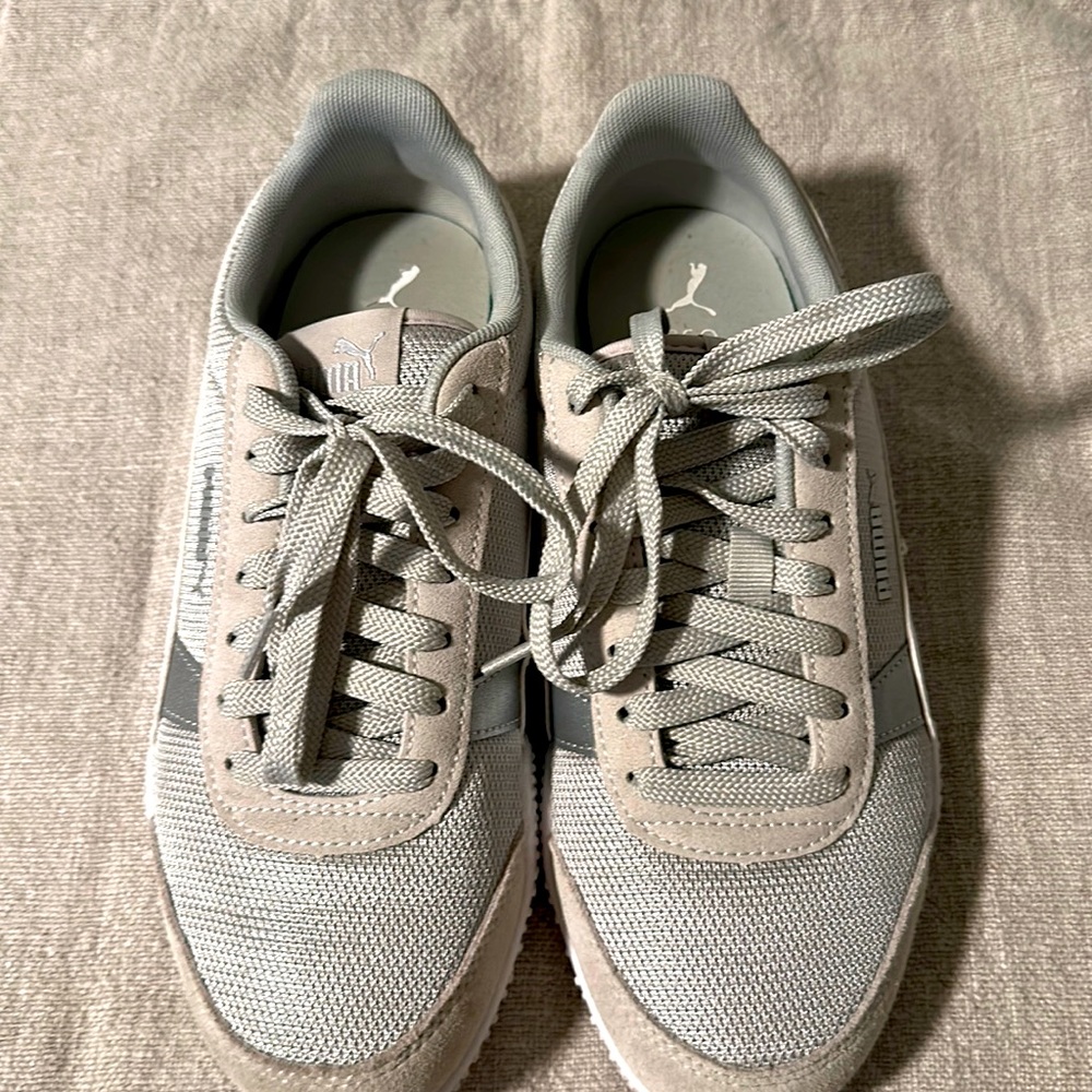 Women’s grey Puma sneakers, size 8. Great condition
